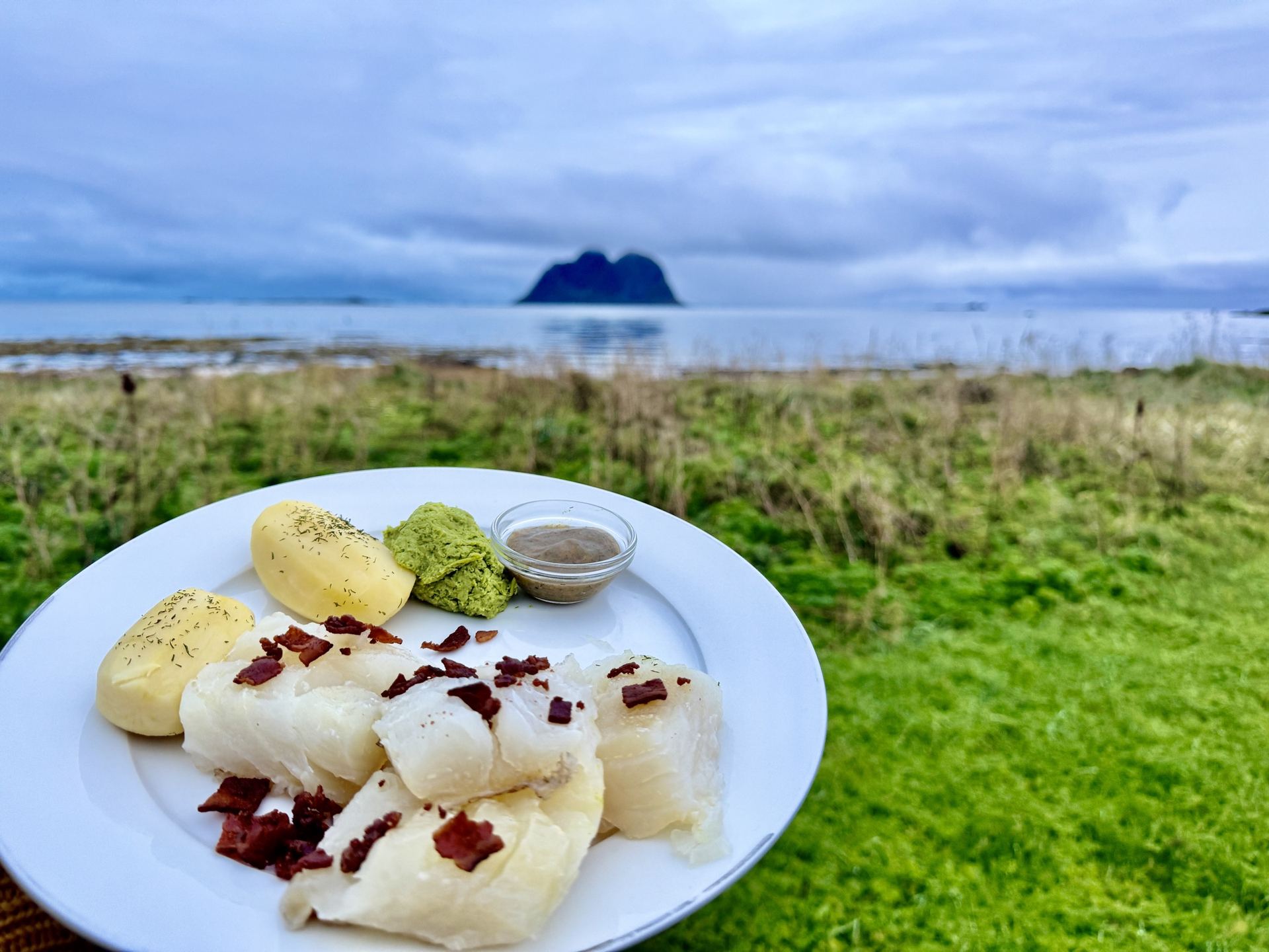 Lutefisk al forno con salsa bianca alla senape